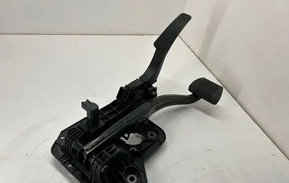 Chrysler Pacifica Pedal assembly P04581676AB 04581677AB 04581676AB