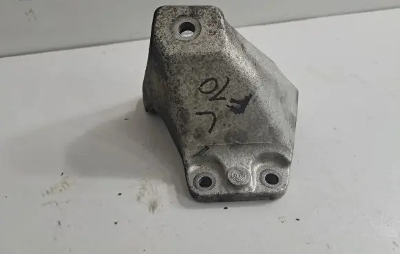 Engine mounting bracket