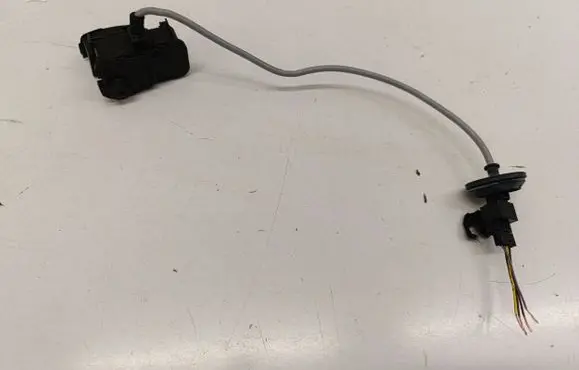 Fuel tank cap lock