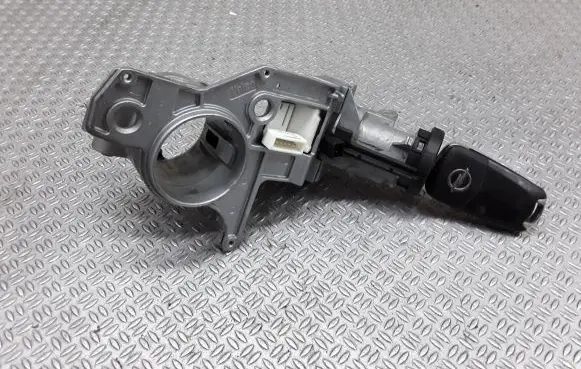 Opel Zafira B Ignition lock 2421430