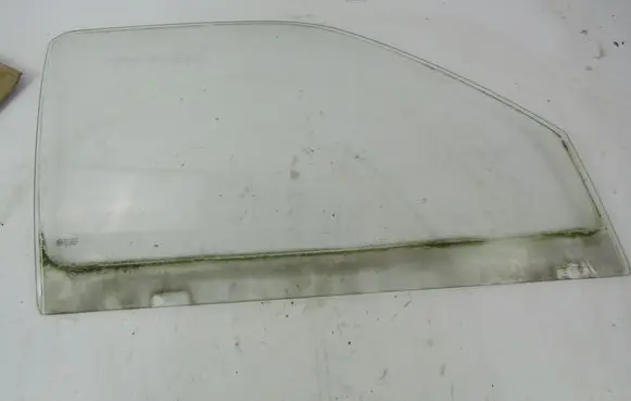 Volkswagen Golf III Front door window glass four-door 