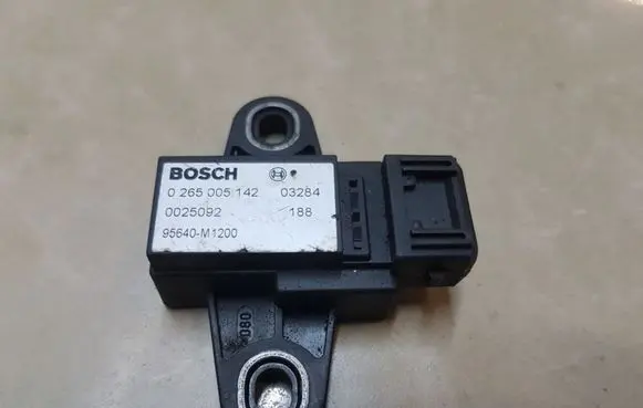 KIA Sorento Airbag deployment crash/impact sensor 0265005142