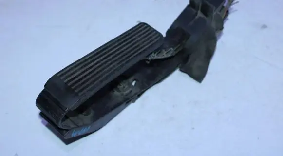 Mercedes-Benz E W211 Accelerator throttle pedal A2113000804