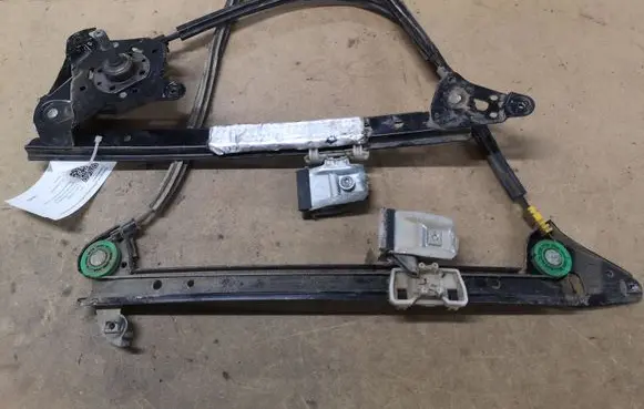 Rear door manual window regulator