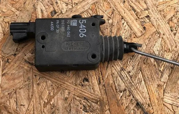 Opel Astra G Central locking motor 90460062