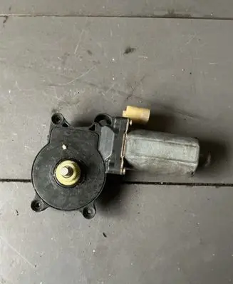 BMW X5 E53 Front door window regulator motor 0130821717
