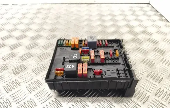 Volkswagen Touran I Fuse module 1K0937124