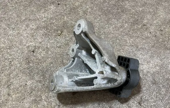 Volvo XC40 Engine mount bracket 32298843 AIS19CD3