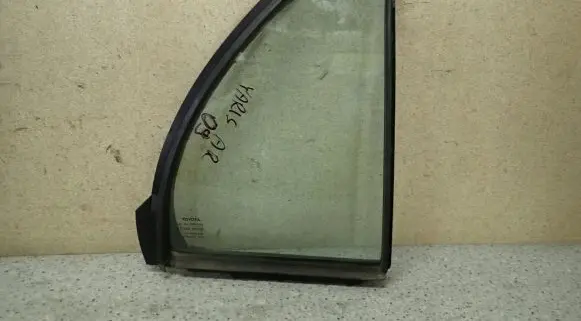 Toyota Yaris Sliding door window/glass 