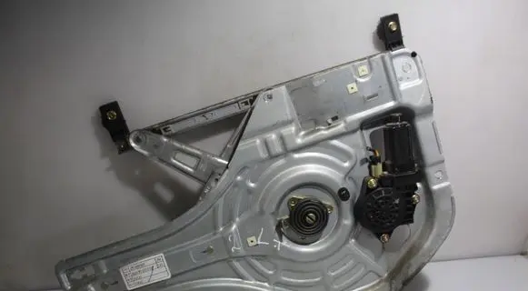Rear window lifting mechanism without motor