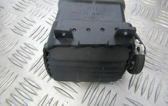 Nissan Almera N16 Dash center air vent grill 68750BM400