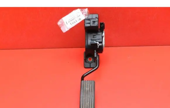 Accelerator throttle pedal