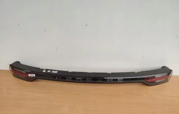 Porsche Cayenne (9Y0 9Y3) Rear light center trim bar blend 9Y0945081F