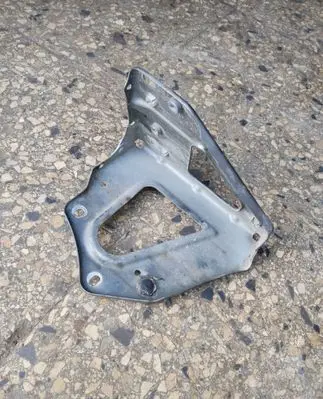 Audi A6 S6 C6 4F Fender mounting bracket 4F0821135