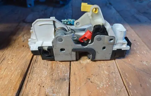 Dodge Caliber Front door lock 04589096AE