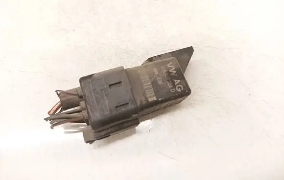 Volkswagen Golf VI Glow plug pre-heat relay 0281003038