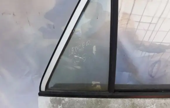 Rear vent window glass