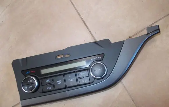 Toyota Auris E180 Climate control unit 5590002460
