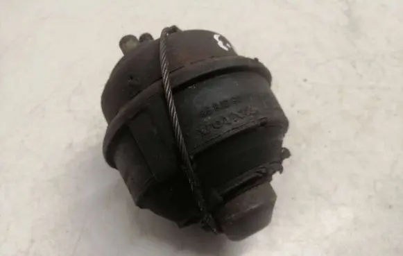 Volvo V70 Engine mount bracket 8683293