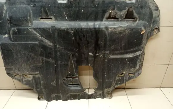 Volkswagen Crafter Engine splash shield/under tray