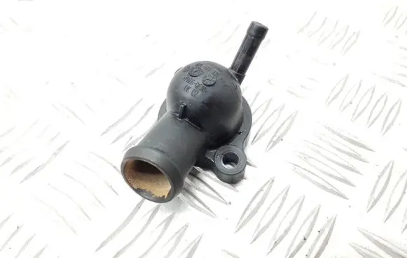 Volkswagen PASSAT B8 Engine coolant pipe/hose 04L121131AA