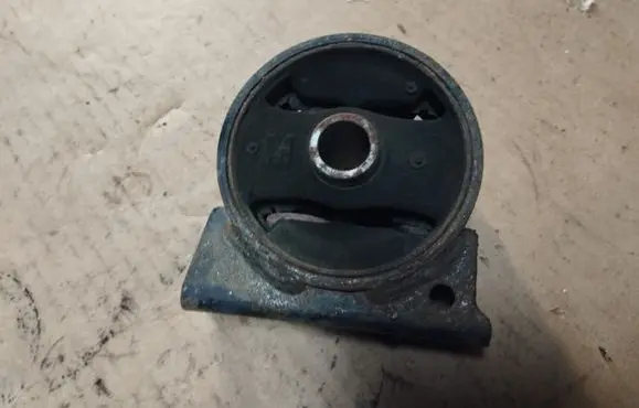 Peugeot 4007 Engine mount bracket