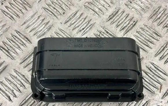 Tesla Model X Quarter panel pressure vent 106803400C