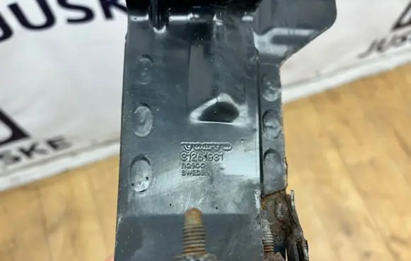 Volvo S60 Radiator mount bracket 31261932 31261931