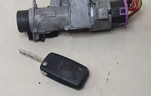 Volkswagen PASSAT B5.5 Ignition lock 4B0905851C