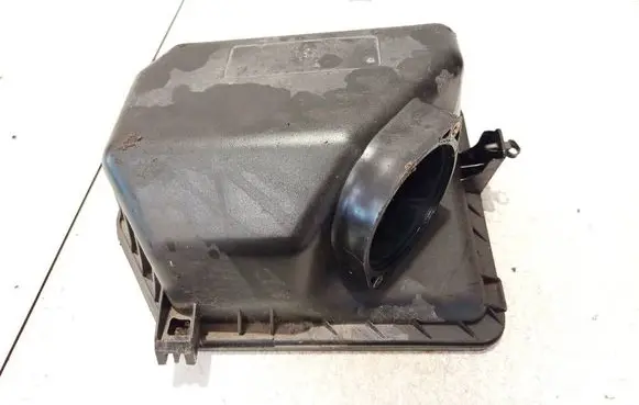 KIA Carens II Air filter box