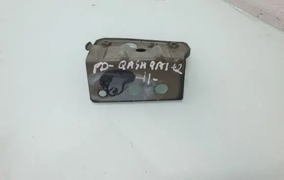 Nissan Qashqai+2 Fender mounting bracket
