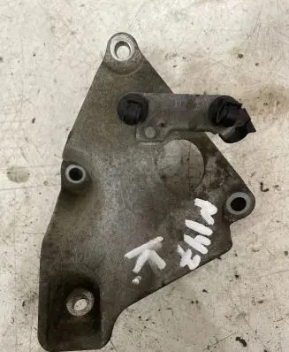 Engine mounting bracket