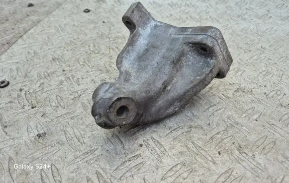 Mercedes-Benz CLS C219 Engine mounting bracket A6422230004