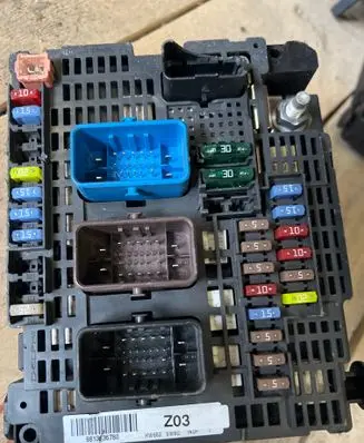 Peugeot 3008 II Fuse module 9813136780