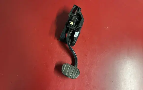 BMW X2 F39 Brake pedal 6856596