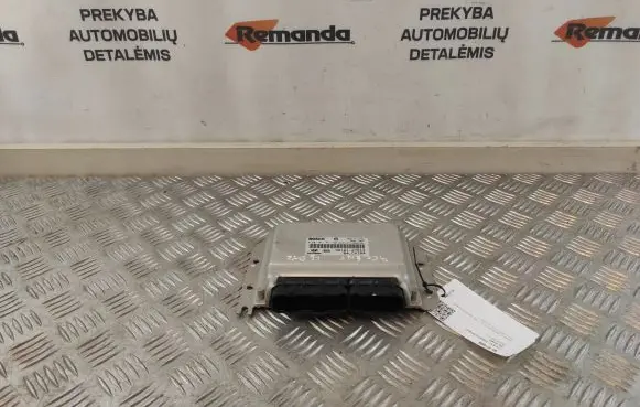 Hyundai i40 Engine control unit/module 3910127512 0281011811 84LCMI04