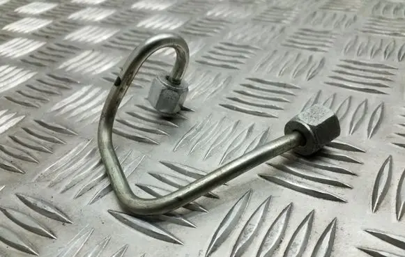 Fuel injector supply line/pipe