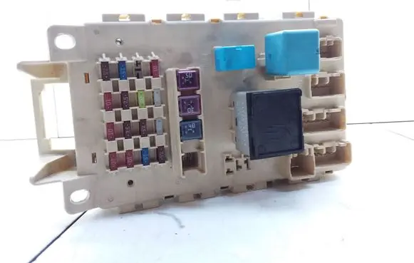 Toyota Yaris Fuse module 8198050030 15670002027