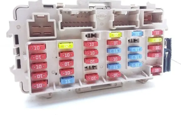 Nissan X-Trail T30 Fuse module EQ3