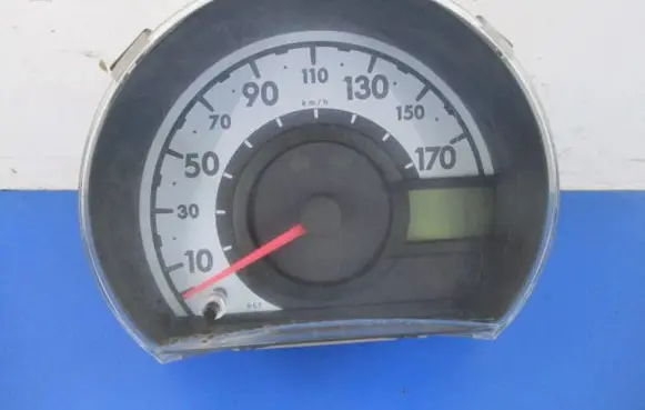 Peugeot 107 Speedometer (instrument cluster) 838000H131A