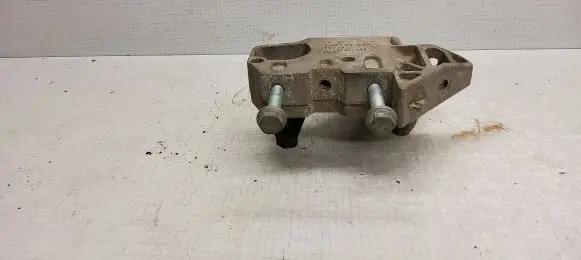 Volkswagen PASSAT B6 Engine mounting bracket 06F199207H