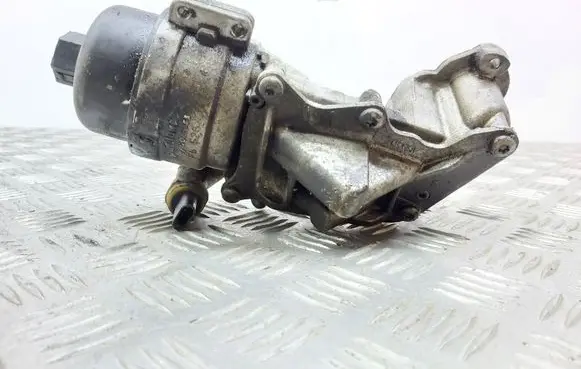 Peugeot 508 Oil filter mounting bracket