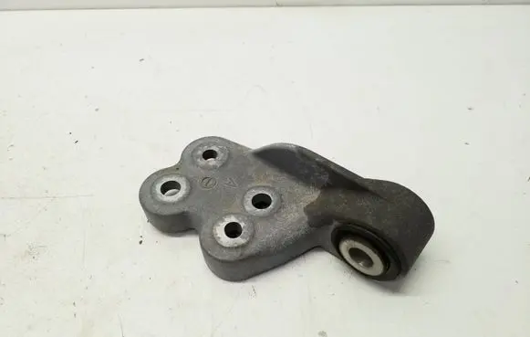 Toyota Prius (XW50) Engine mount bracket