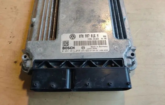 Volkswagen Transporter - Caravelle T5 Engine control unit/module 070997016M 070997016 0281014050