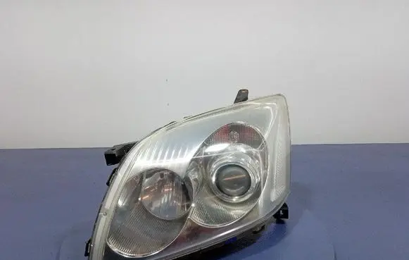 Toyota Avensis Verso Headlight/headlamp KOITO0543