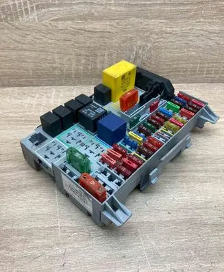 Opel Zafira A Fuse module 90589965