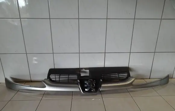 Peugeot 206 Front bumper upper radiator grill 9628601277