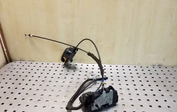 Nissan Note (E11) Rear door lock