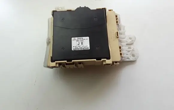 Toyota Auris E180 Fuse module 8273012X70A