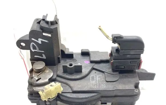 Opel Zafira B Front door lock 13210748